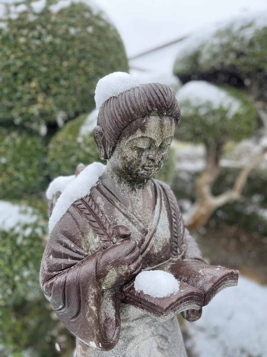 雪化粧の石像（冬）
