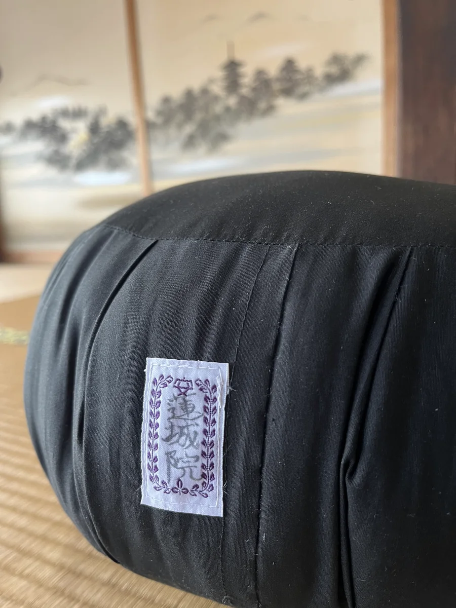 蓮城院の名が入った坐蒲（坐禅用の座布団）